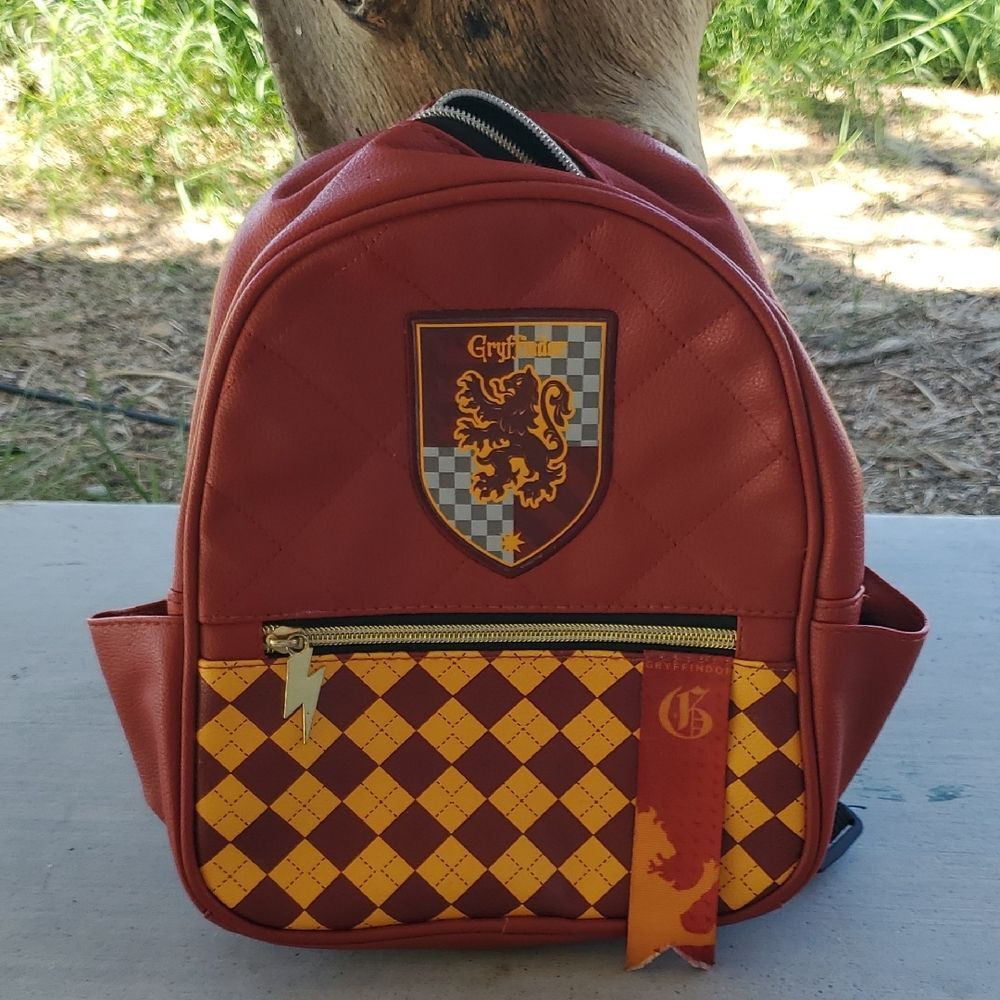 Harry Potter Gryffindor Backpack – Burgundy Checkered Crest – Wizarding World